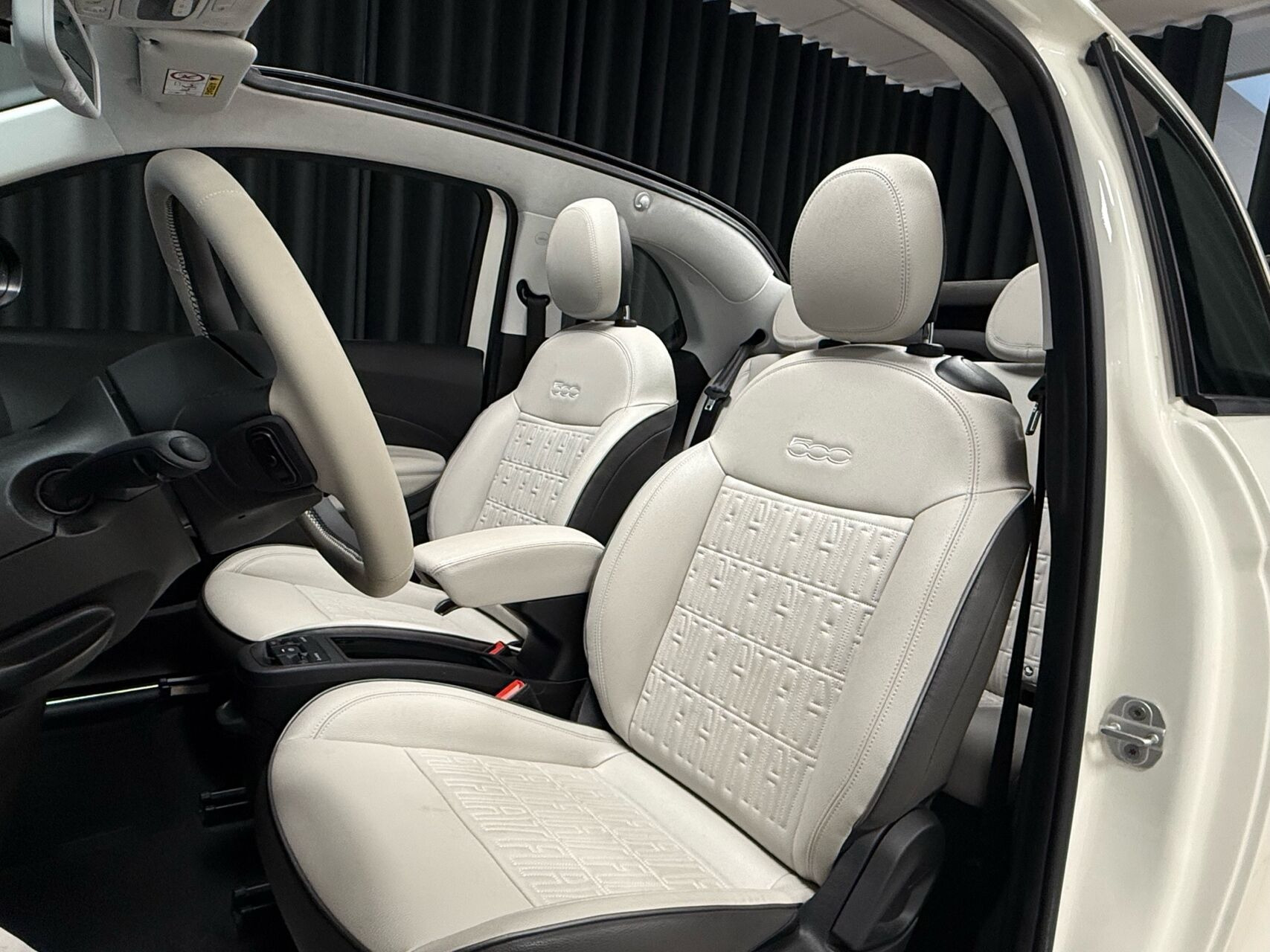 Hvid Fiat 500e fra 2024
