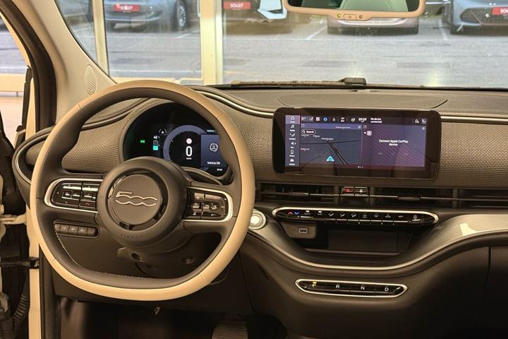 Hvid Fiat 500e fra 2024