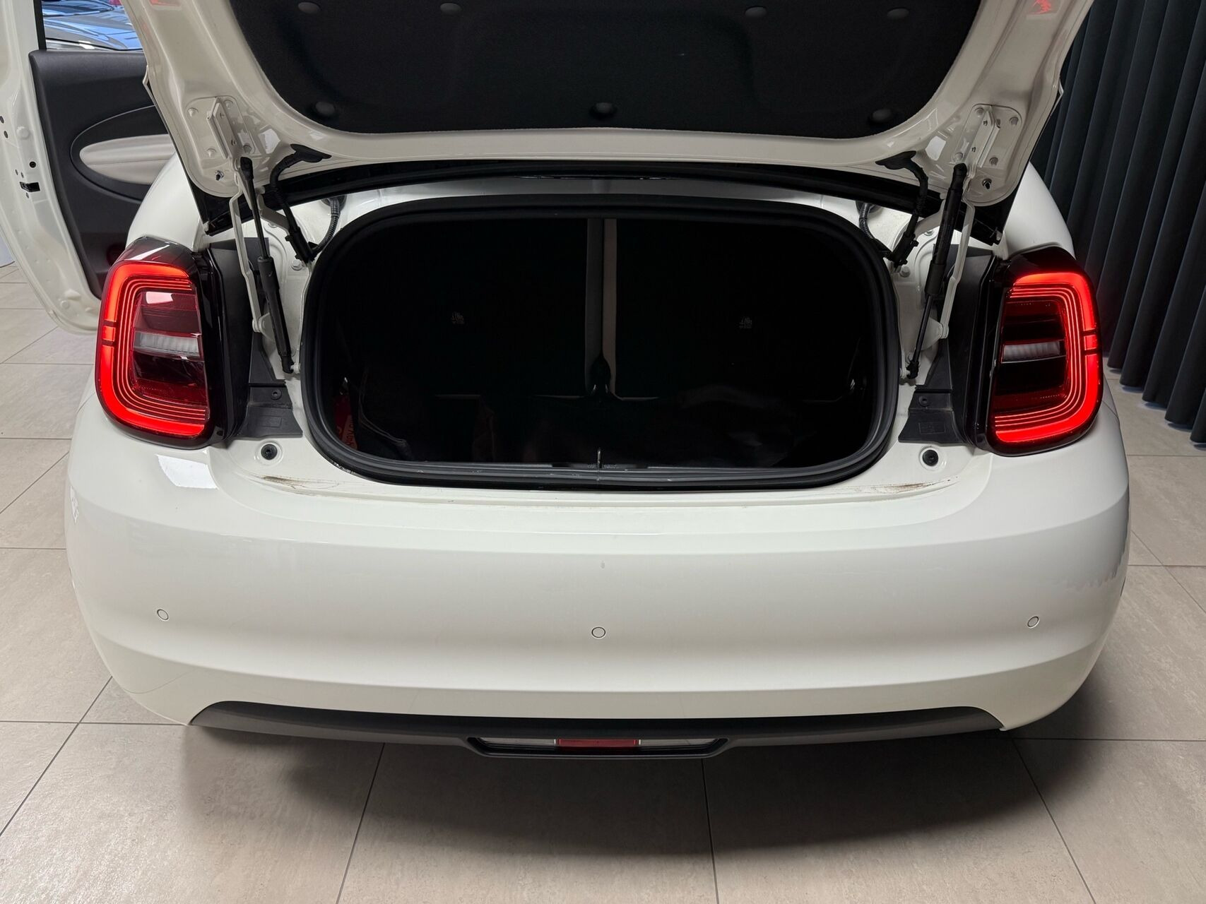 Hvid Fiat 500e fra 2024