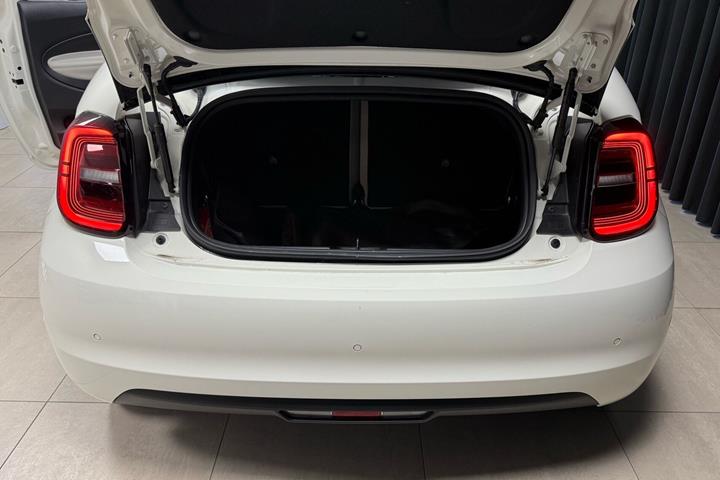 Hvid Fiat 500e fra 2024
