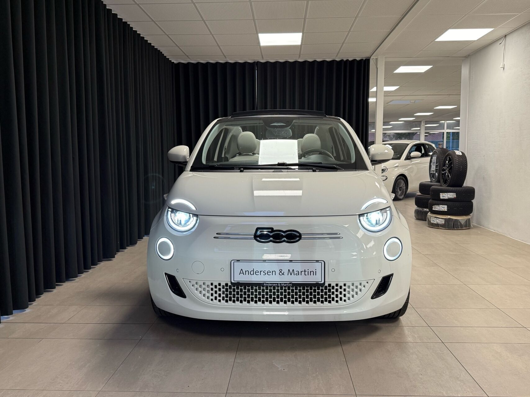 Hvid Fiat 500e fra 2024