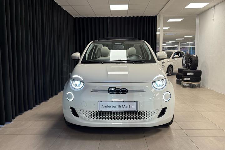Hvid Fiat 500e fra 2024
