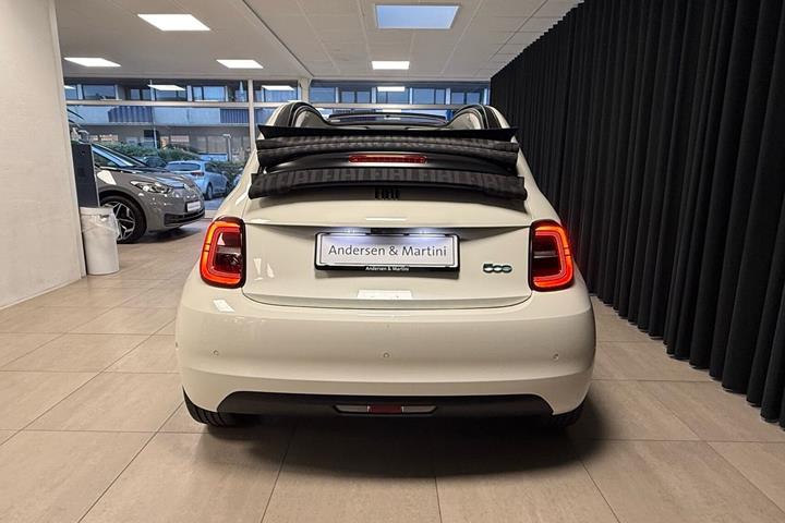 Hvid Fiat 500e fra 2024