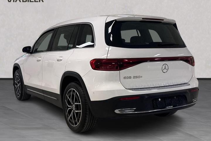 Hvid Mercedes EQB250+ fra 2024