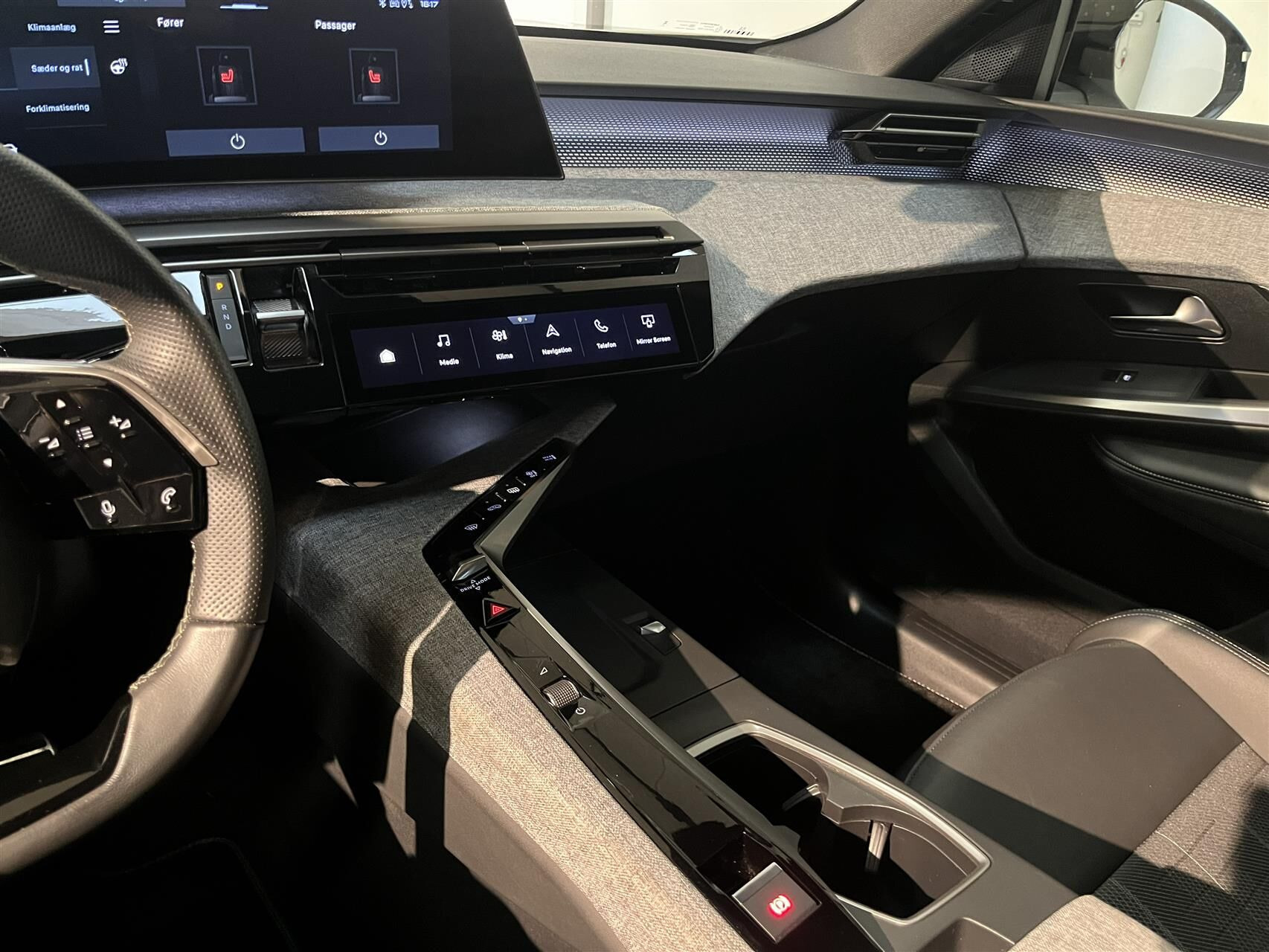 Hvid Peugeot e-3008 fra 2025