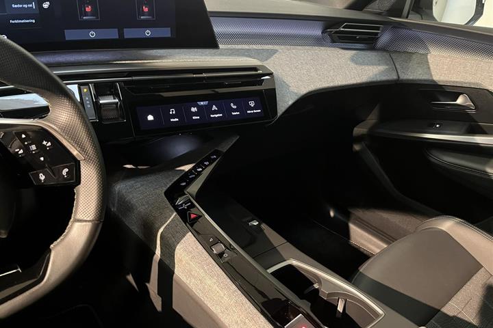 Hvid Peugeot e-3008 fra 2025