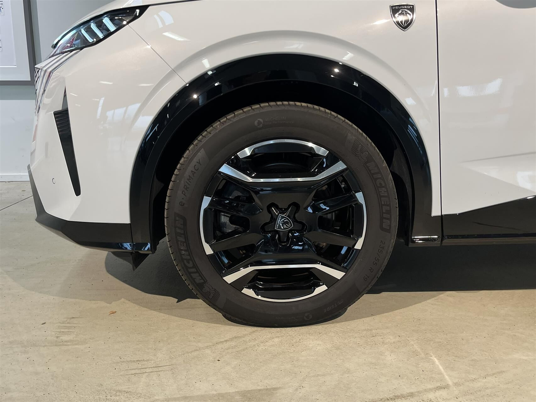 Hvid Peugeot e-3008 fra 2025