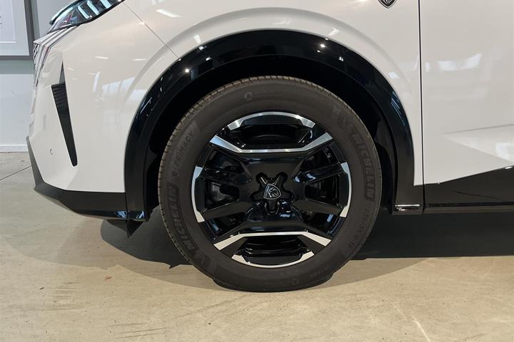 Hvid Peugeot e-3008 fra 2025