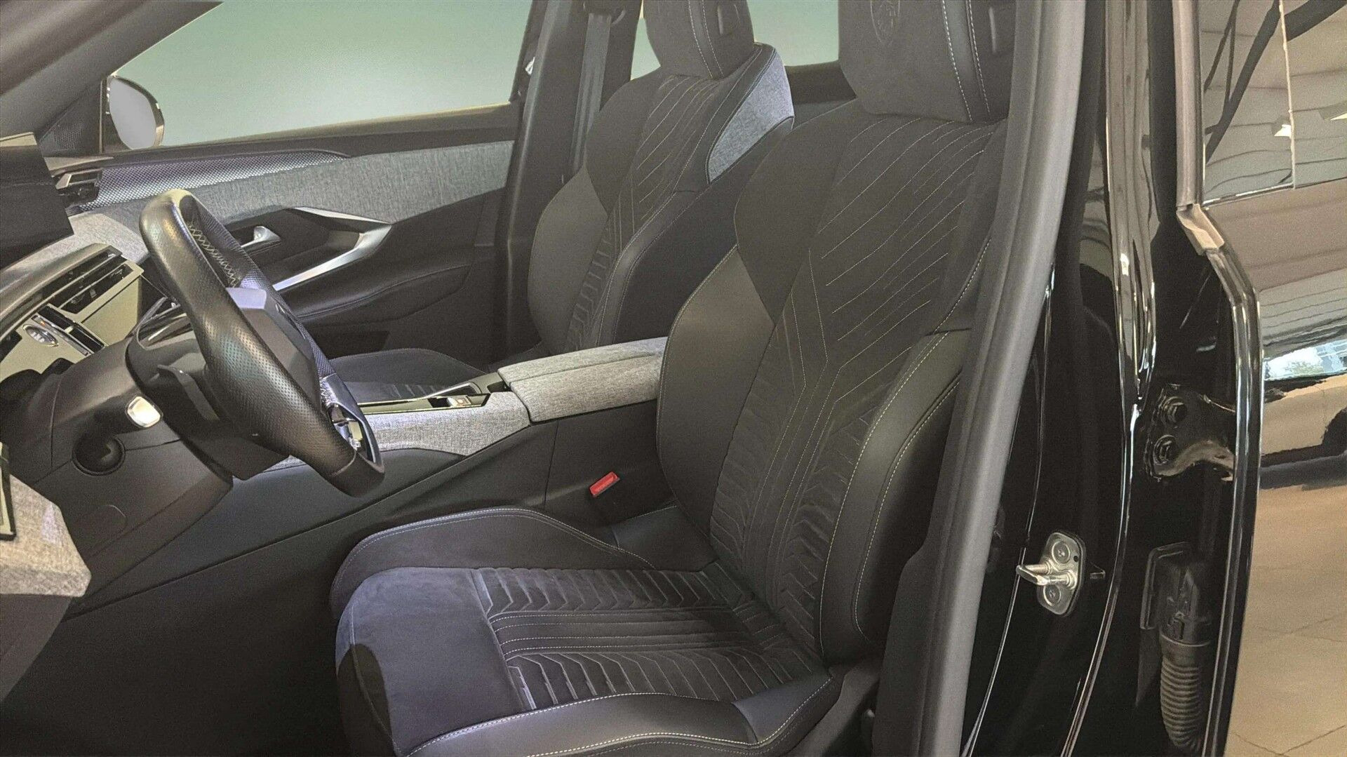 Sort Peugeot e-3008 fra 2025