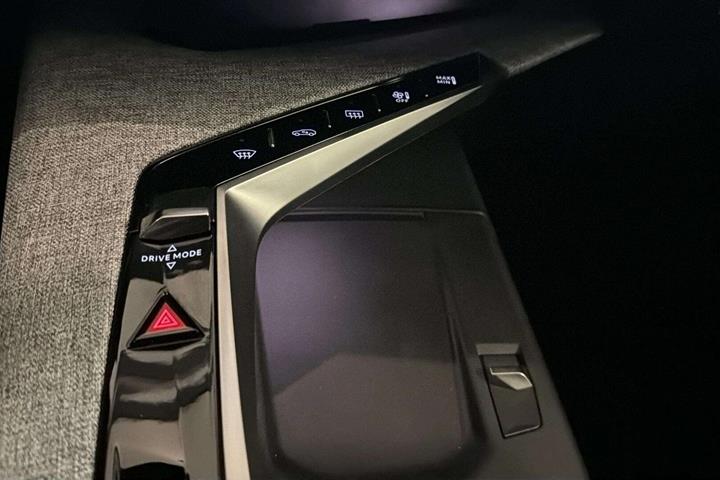Sort Peugeot e-3008 fra 2025
