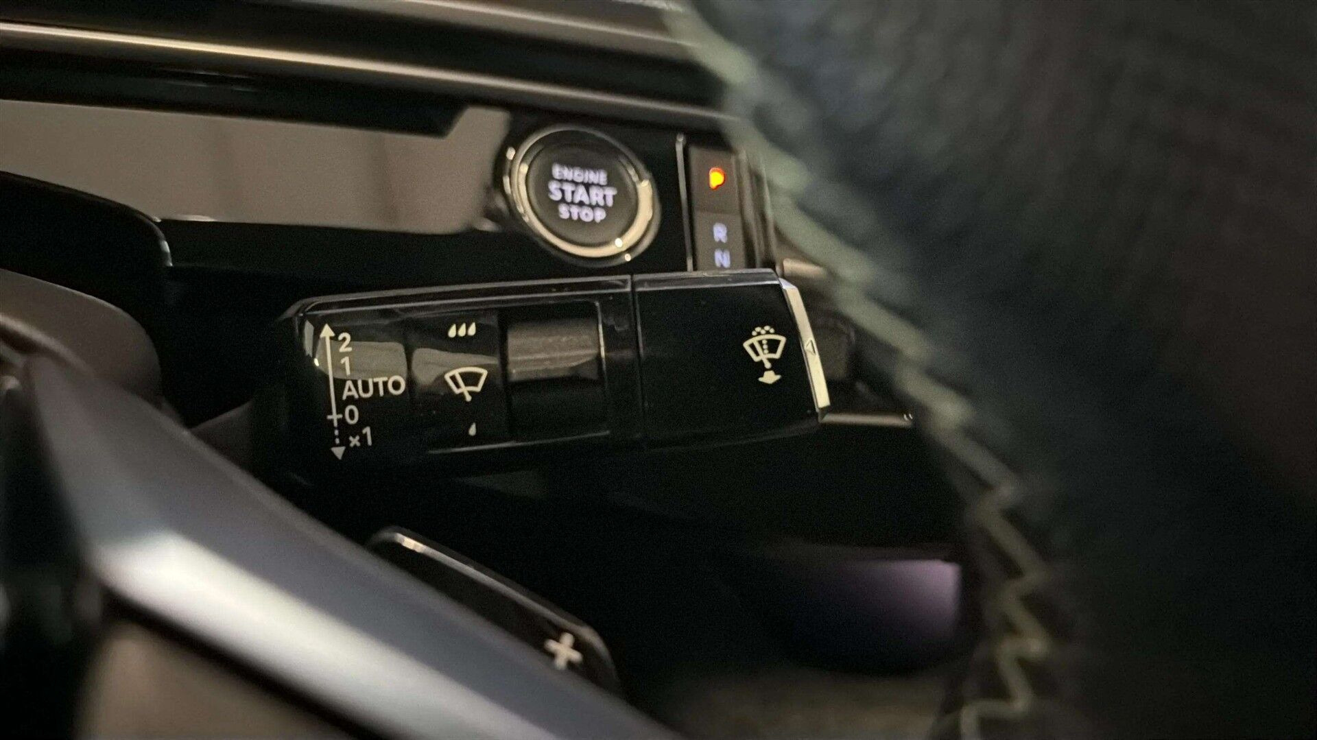 Sort Peugeot e-3008 fra 2025