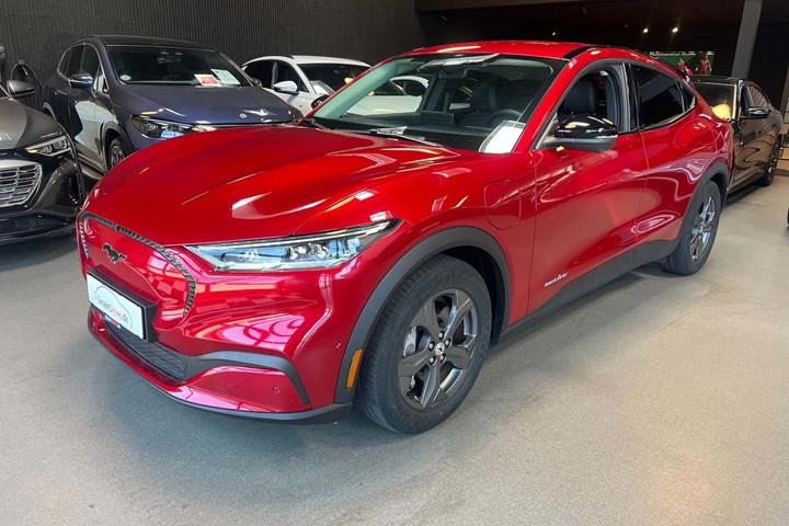 Rød Ford Mustang Mach-E fra 2023