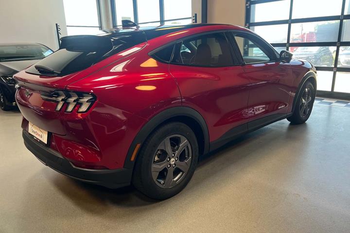 Rød Ford Mustang Mach-E fra 2023