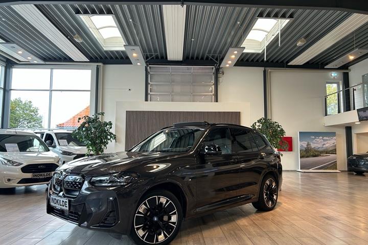 Grå BMW iX3 fra 2023