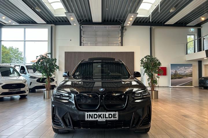 Grå BMW iX3 fra 2023