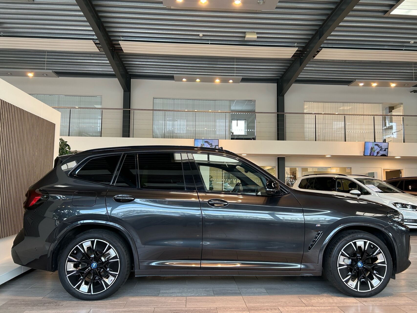 Grå BMW iX3 fra 2023