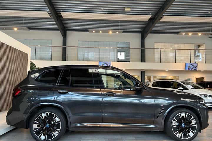 Grå BMW iX3 fra 2023