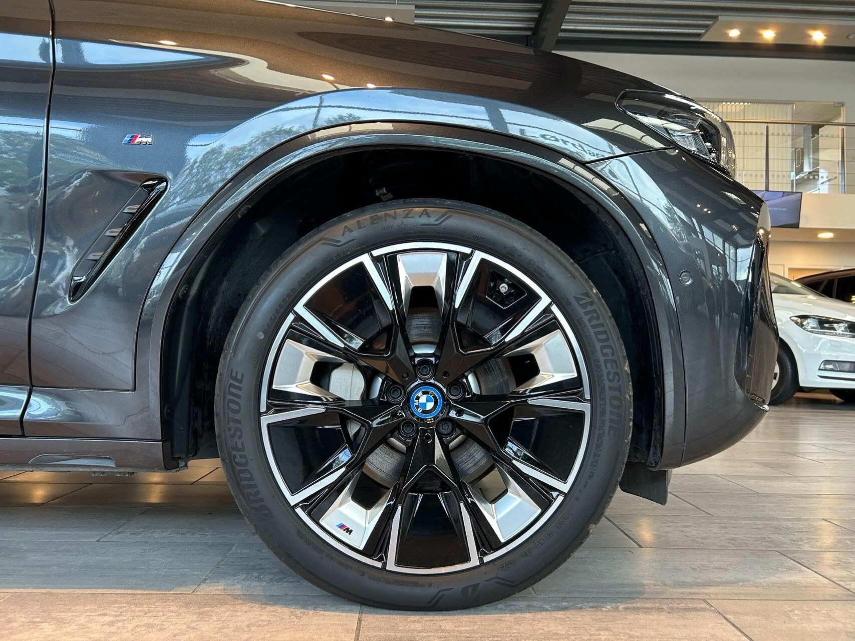 Grå BMW iX3 fra 2023