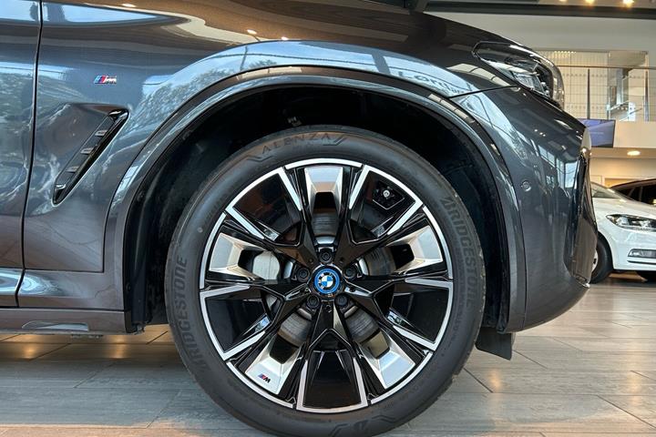Grå BMW iX3 fra 2023