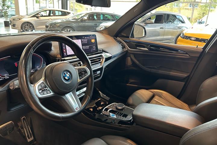 Grå BMW iX3 fra 2023
