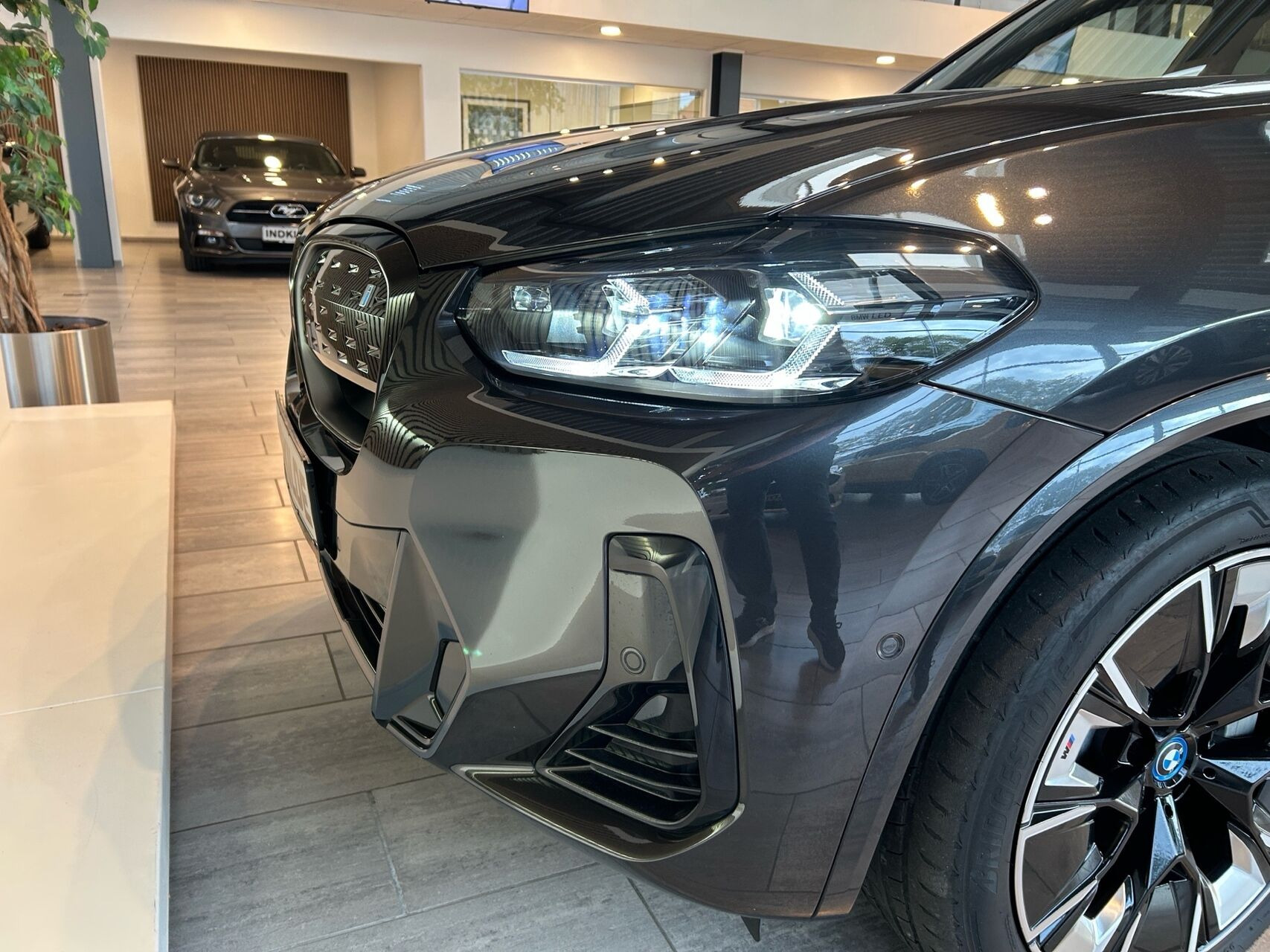 Grå BMW iX3 fra 2023