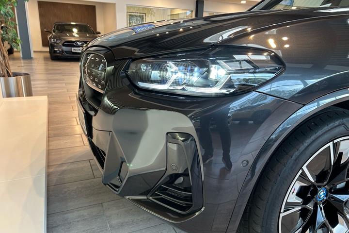 Grå BMW iX3 fra 2023