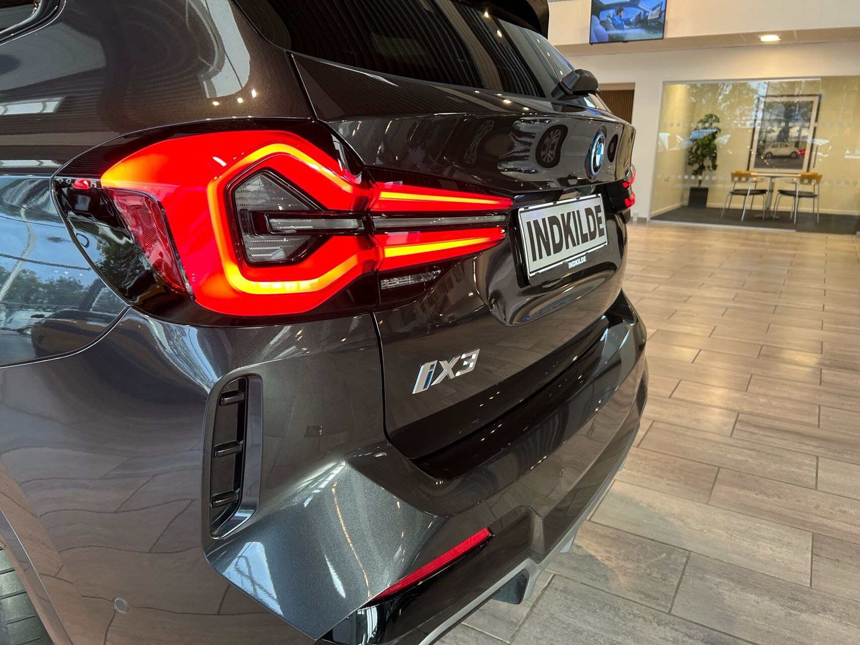 Grå BMW iX3 fra 2023