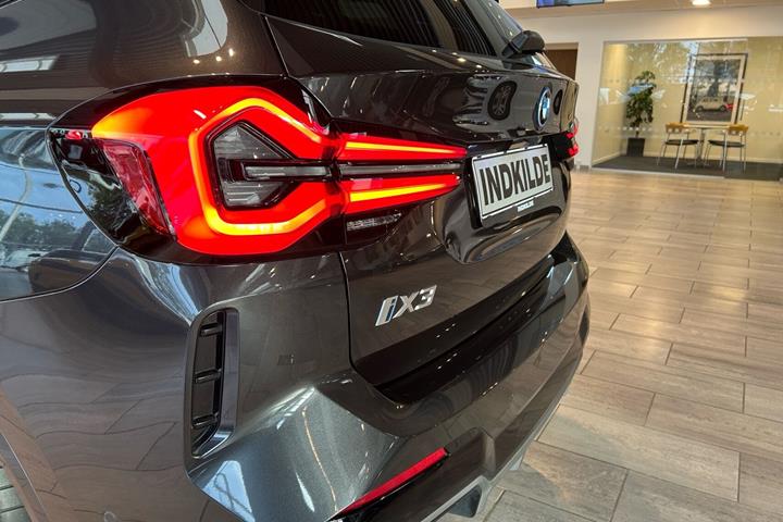 Grå BMW iX3 fra 2023