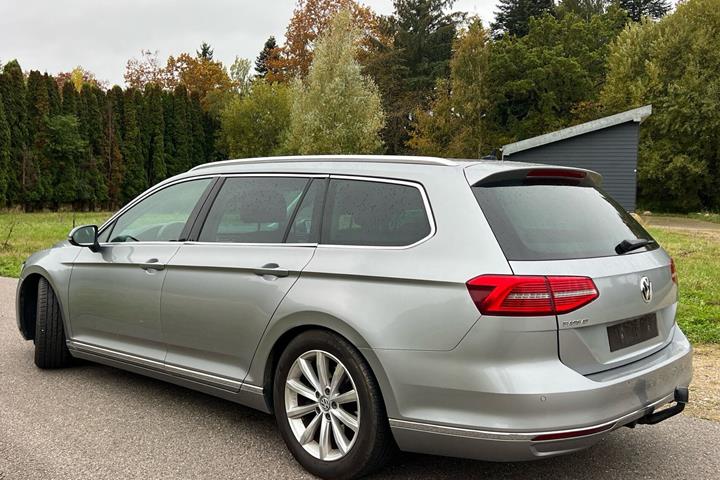 Sølv VW Passat fra 2017