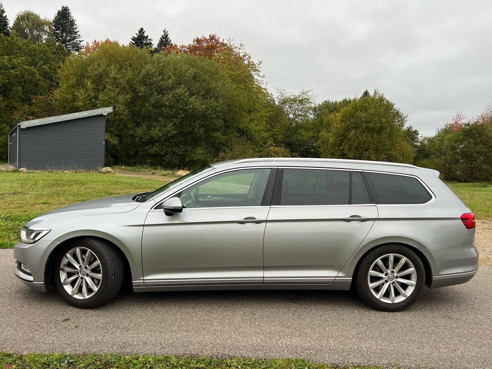 Sølv VW Passat fra 2017