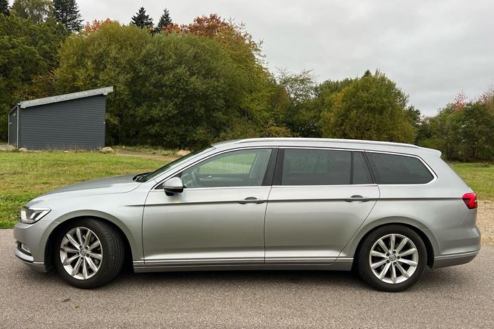 Sølv VW Passat fra 2017