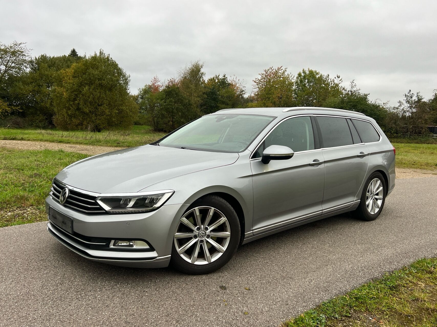 Sølv VW Passat fra 2017