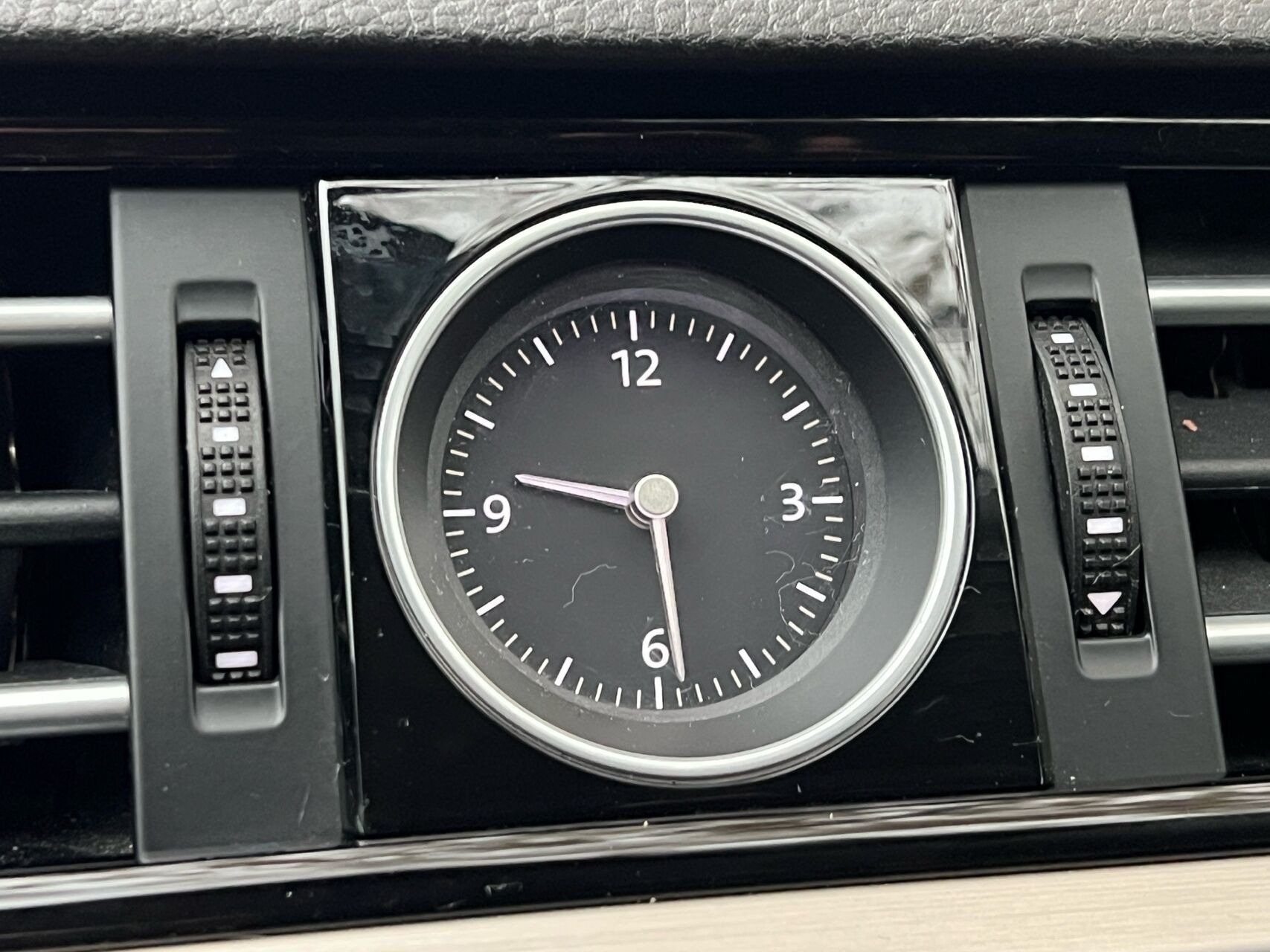 Sølv VW Passat fra 2017