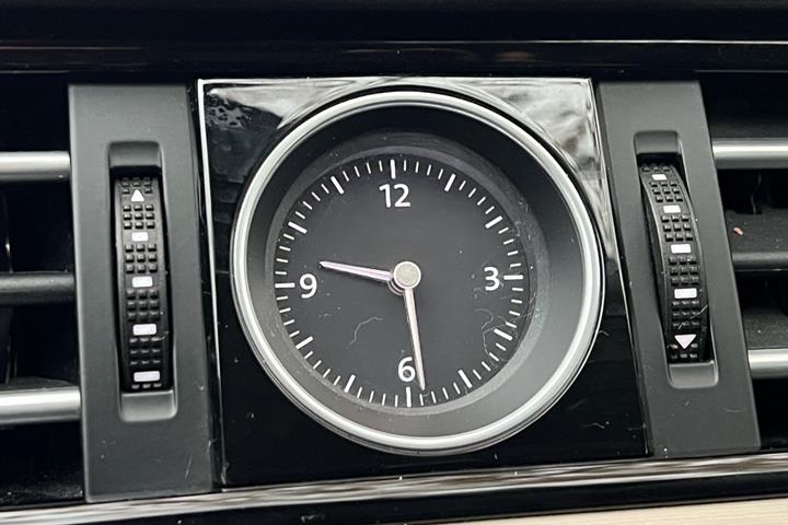 Sølv VW Passat fra 2017
