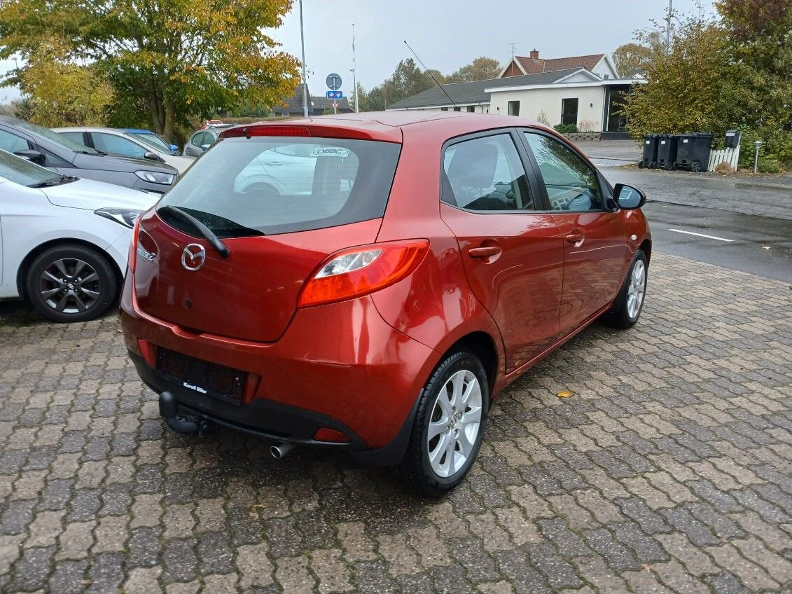 Rød Mazda 2 fra 2014