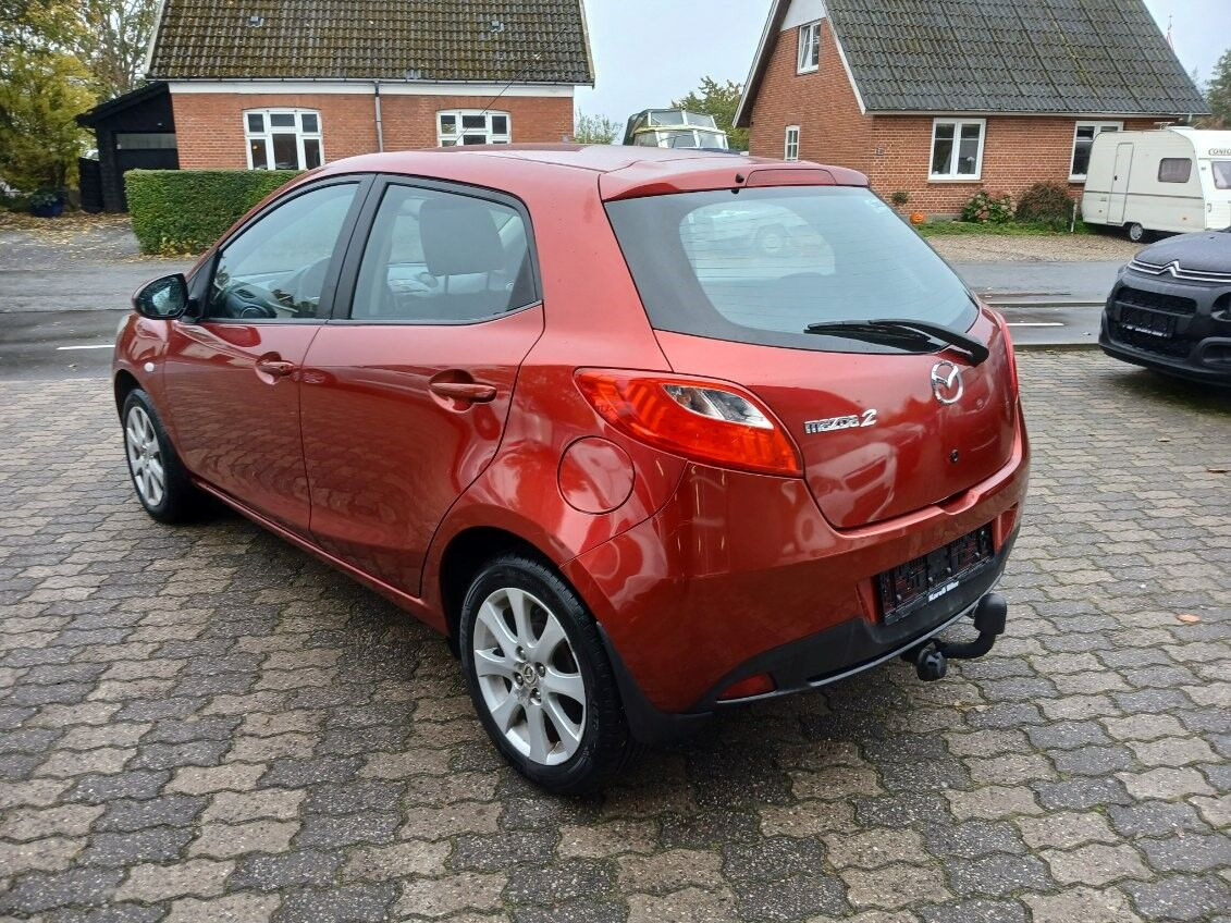 Rød Mazda 2 fra 2014