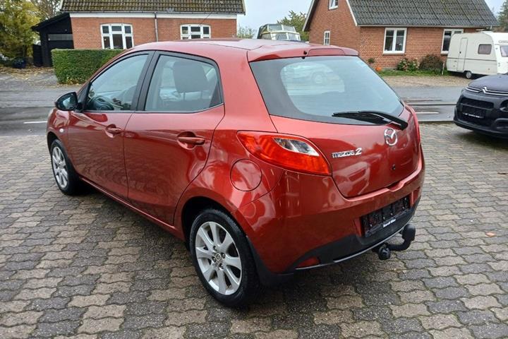 Rød Mazda 2 fra 2014