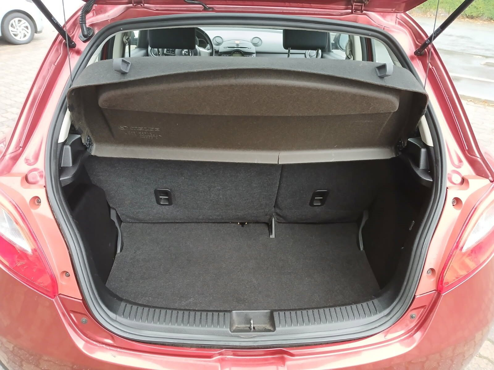 Rød Mazda 2 fra 2014