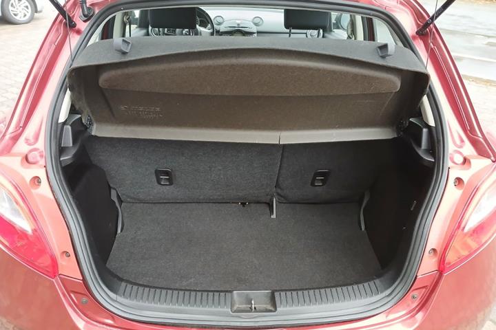 Rød Mazda 2 fra 2014