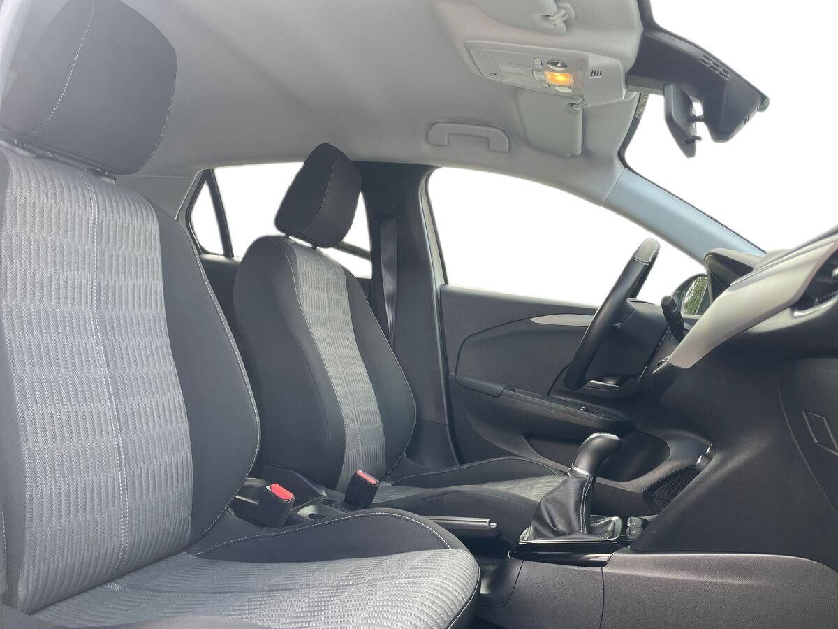 Hvid Opel Corsa fra 2023