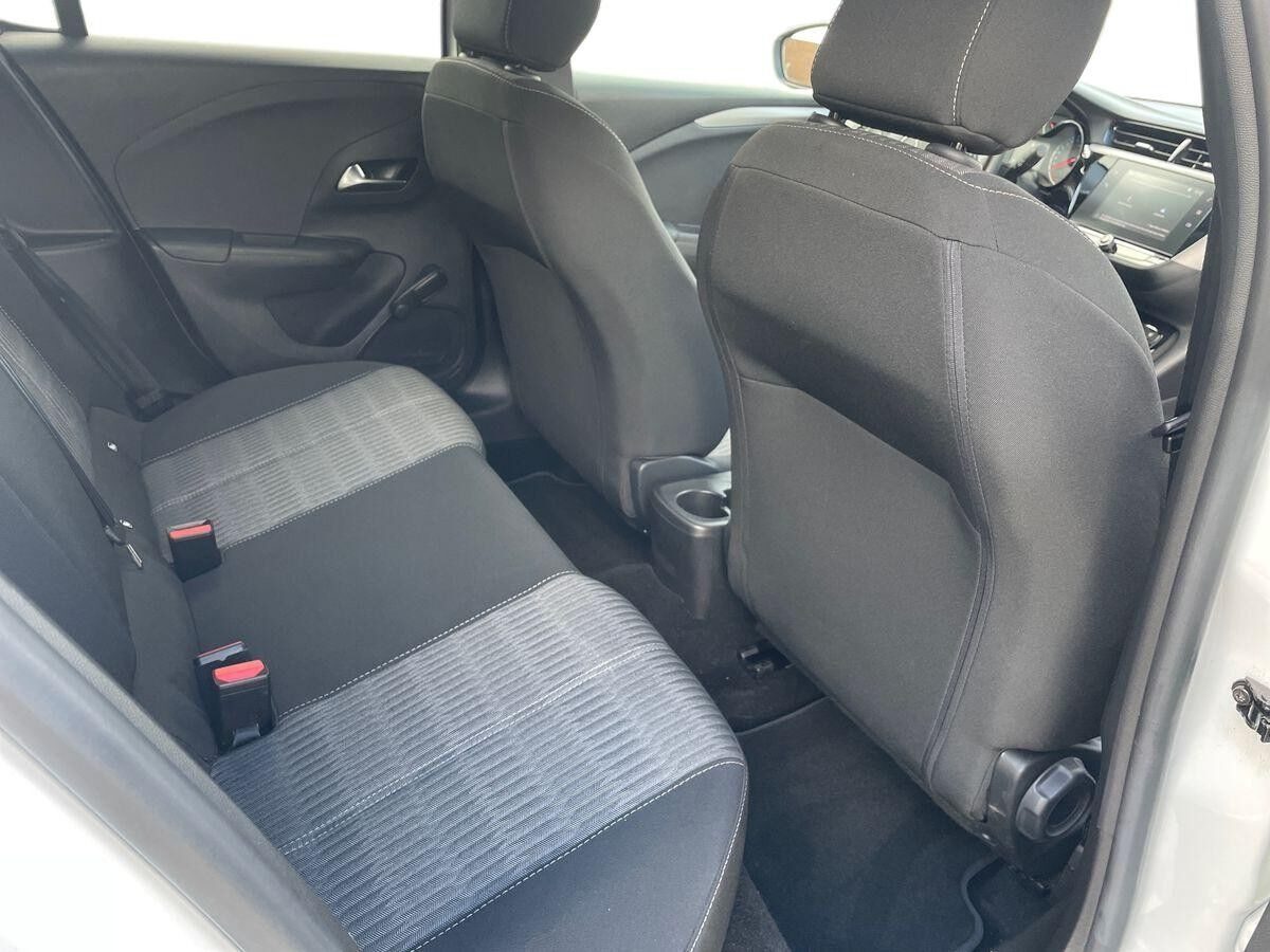 Hvid Opel Corsa fra 2023