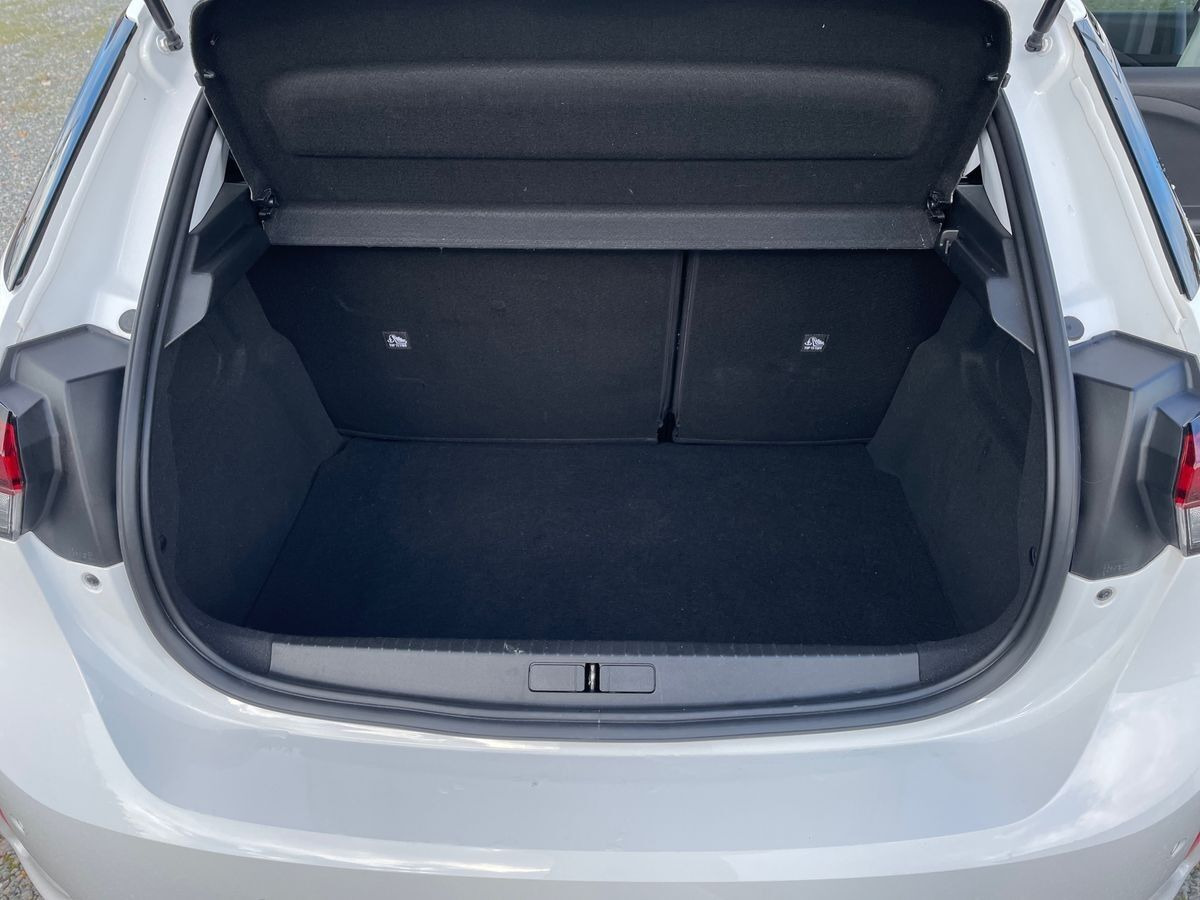 Hvid Opel Corsa fra 2023