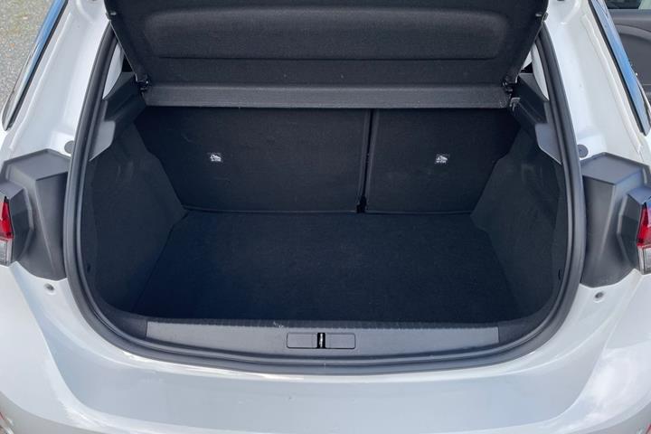 Hvid Opel Corsa fra 2023