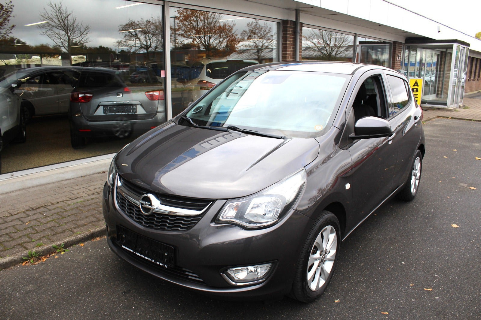 Grå Opel Karl fra 2016