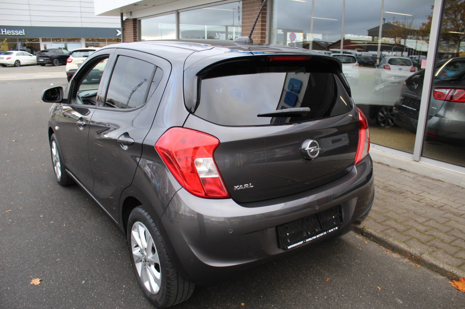 Grå Opel Karl fra 2016