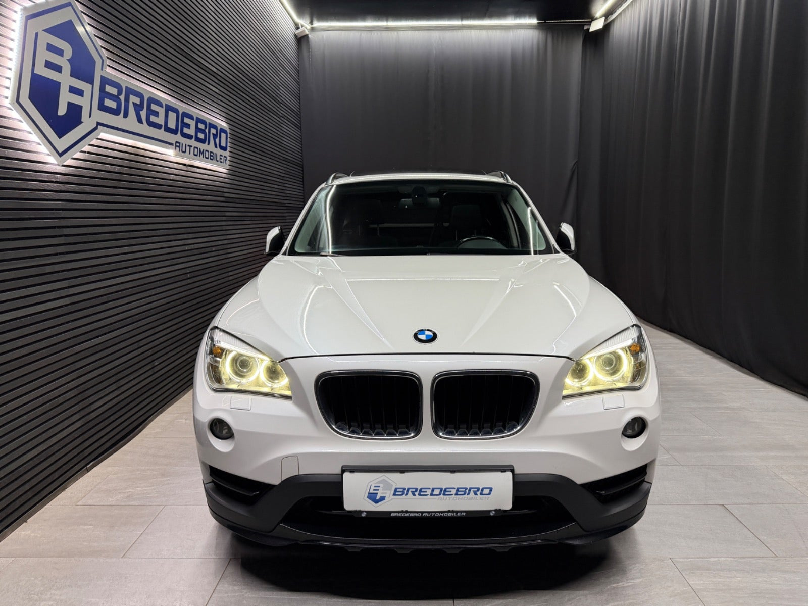 Hvid BMW X1 fra 2014