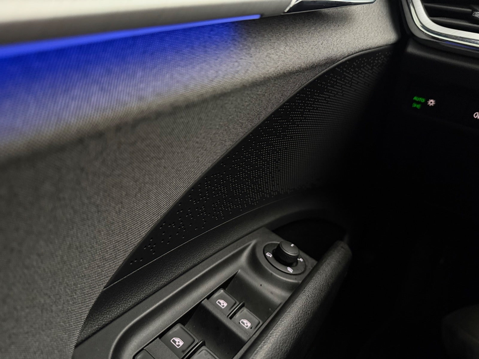 Blå Skoda Enyaq fra 2021