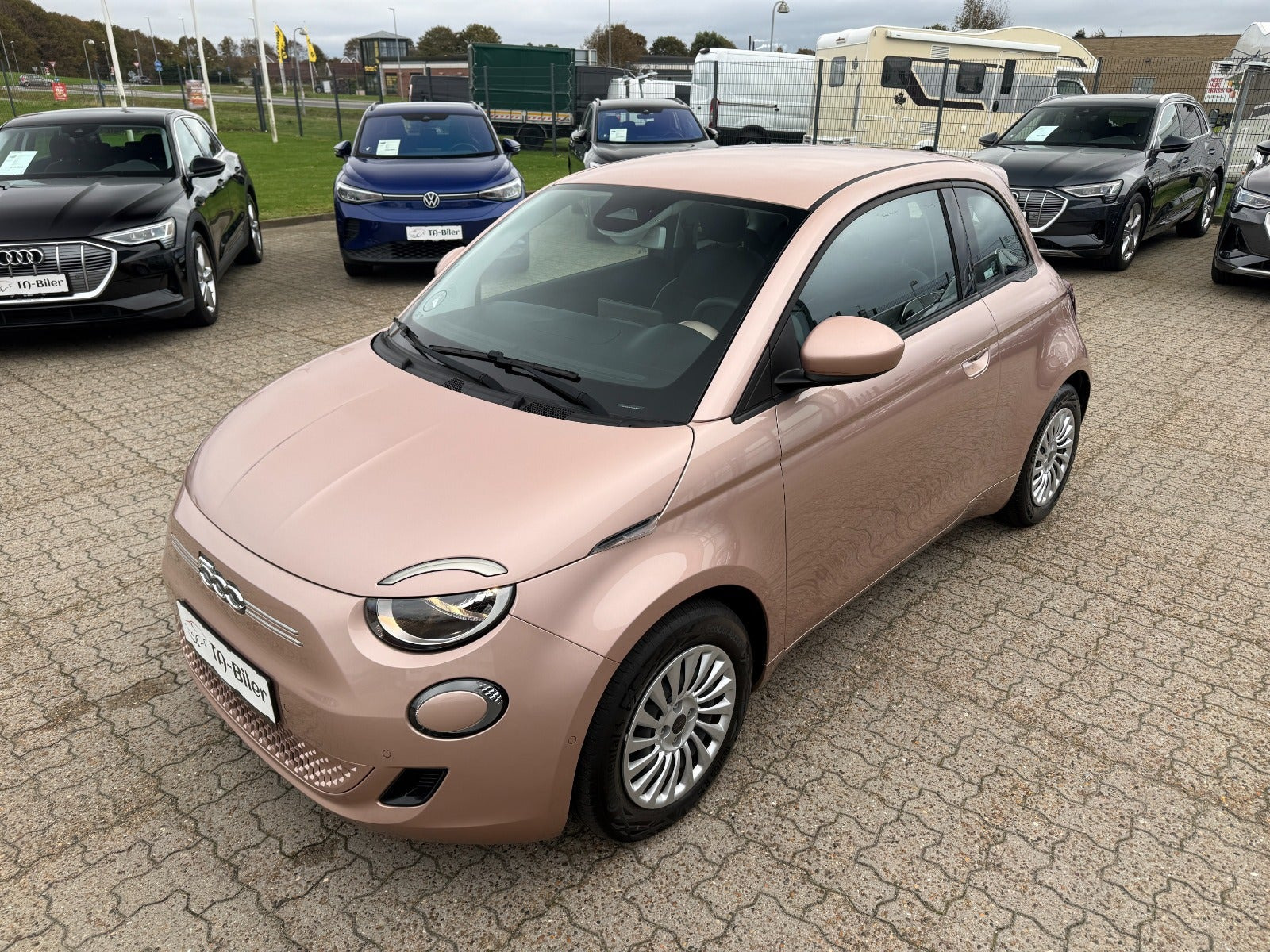 Grå Fiat 500e fra 2024