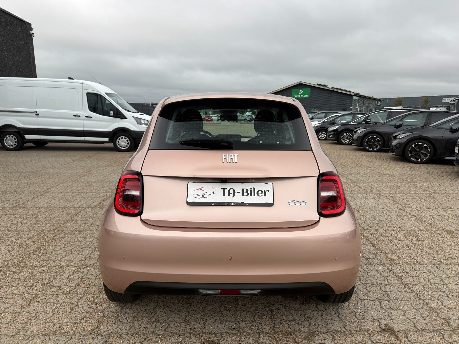 Grå Fiat 500e fra 2024