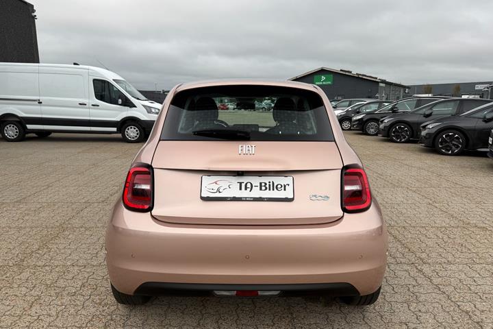 Grå Fiat 500e fra 2024
